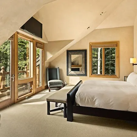 Owl Creek 20, Luxury Family Home With Private Balcony, Deck, Hot Tub, And Patio - Near Lifts!